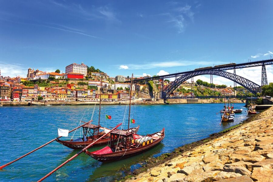 Porto: City Tour, 6 Bridges Cruise and Wine Tasting - Porto Cathedral and the upper old town