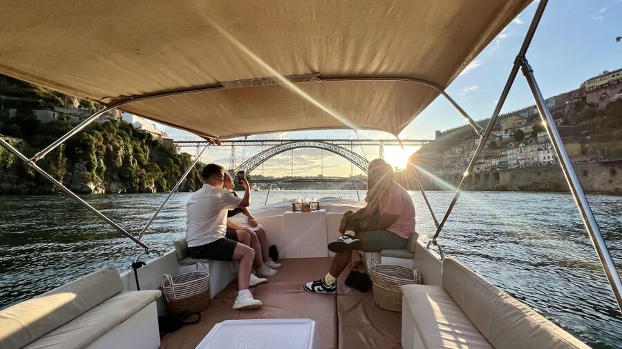 Porto: Douro River Boat Cruise with Port Wine Tasting - Weather, comfort, and what to bring