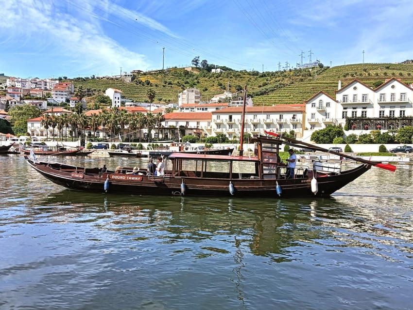 Porto: Douro Valley Tour with 2 Wineries, Lunch and Cruise - A first pause in the Douro Valley