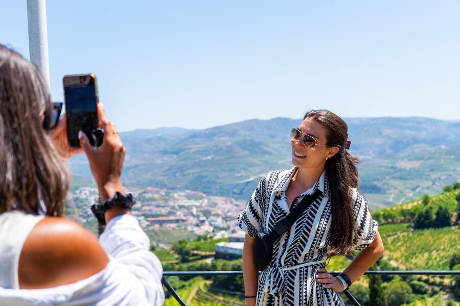 Porto: Douro Valley Tour with Lunch, Boat Cruise & Tastings - Five details that shape the day