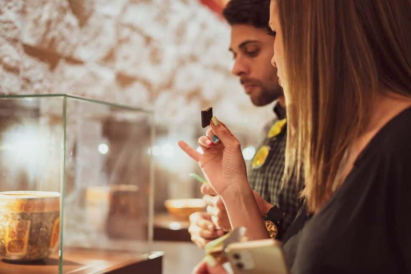 Porto: Entry Ticket at WOW The Chocolate Experience by 20|20 - Tasting raw cacao and Vinte Vinte chocolate