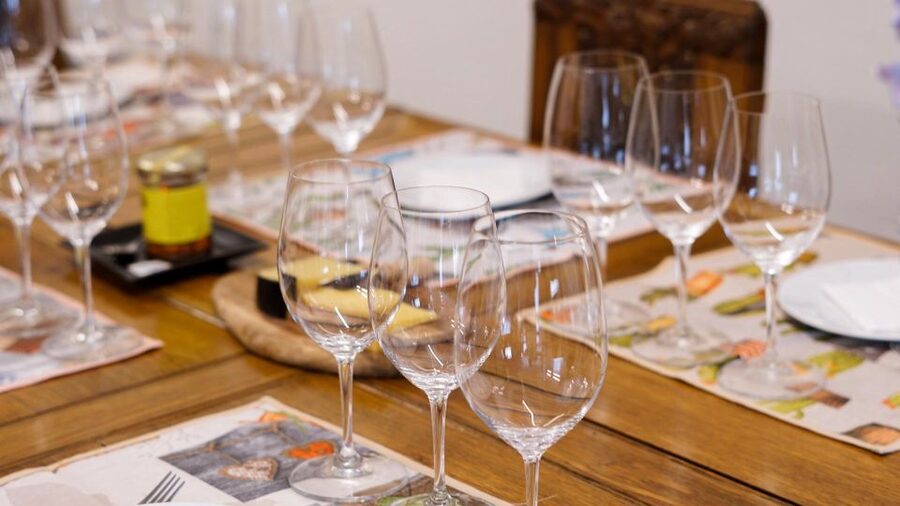 Porto: Evening Local Food Crawl with Drink Pairings - What the small group adds to the evening