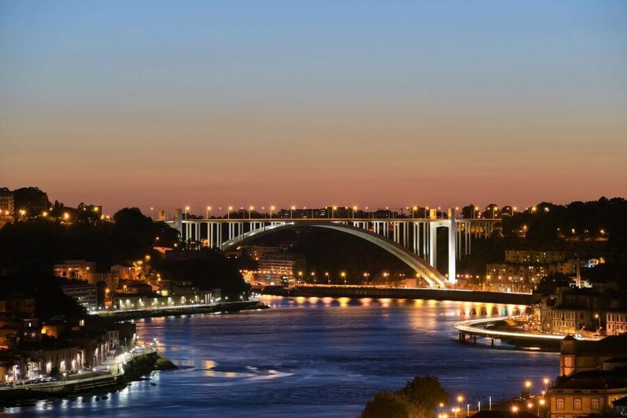 Porto Fado Night Show + Dinner - Dinner with Porto below the windows