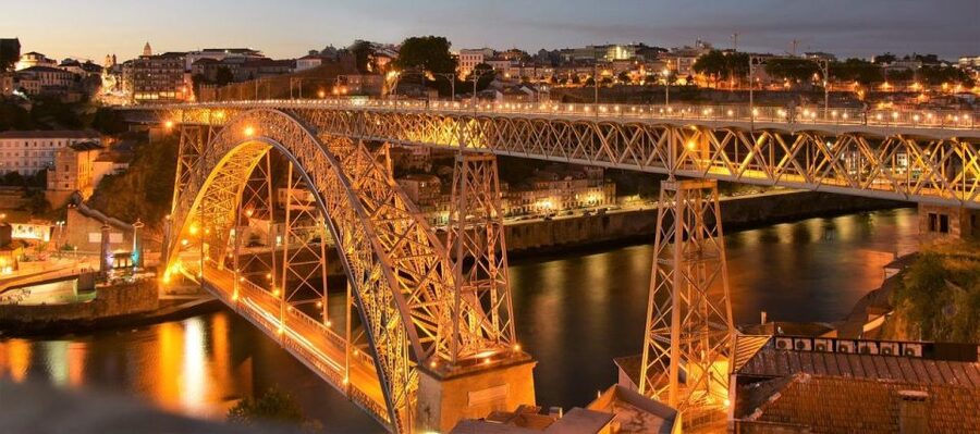 Porto Fado Night Show + Dinner - Understanding Fado without needing a music lesson