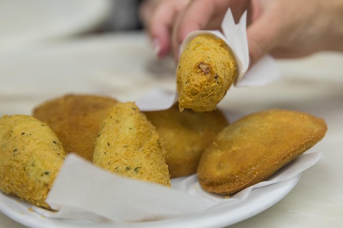 Porto Food & Wine Tasting Tour with Lunch or Dinner Option - Leandro Café and the codfish tradition