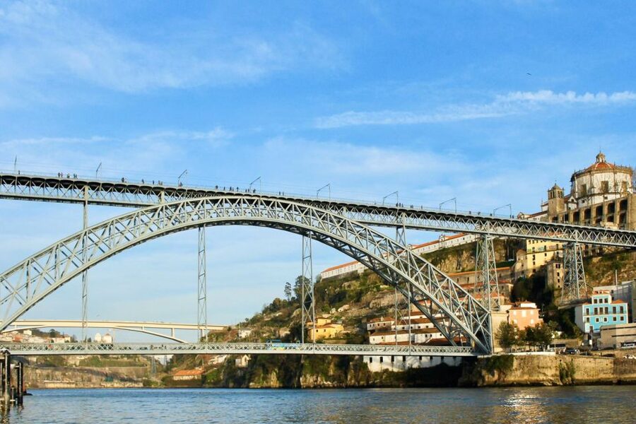 Porto: Guided Walking Tour and Lello Bookshop - Starting above the city at Sé