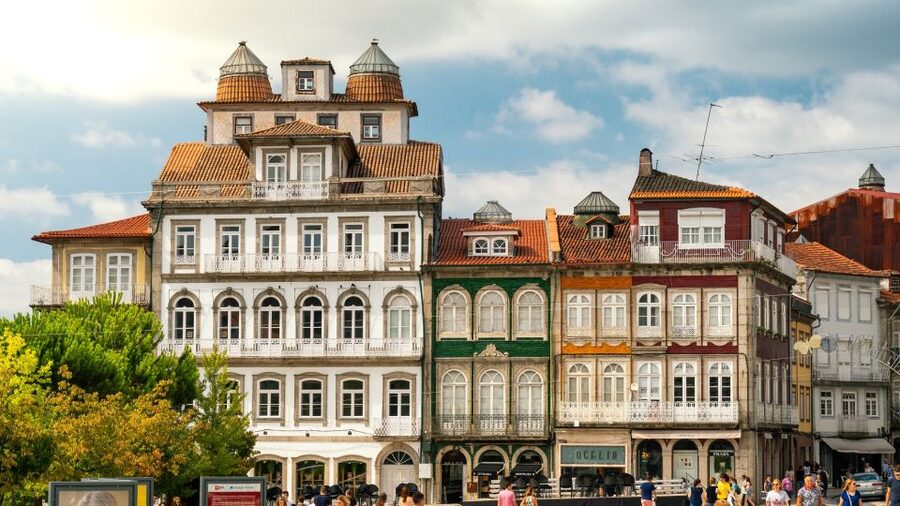 Porto: Guimarães & Braga Tour with Entry Tickets and Lunch - The guide and the small-group format