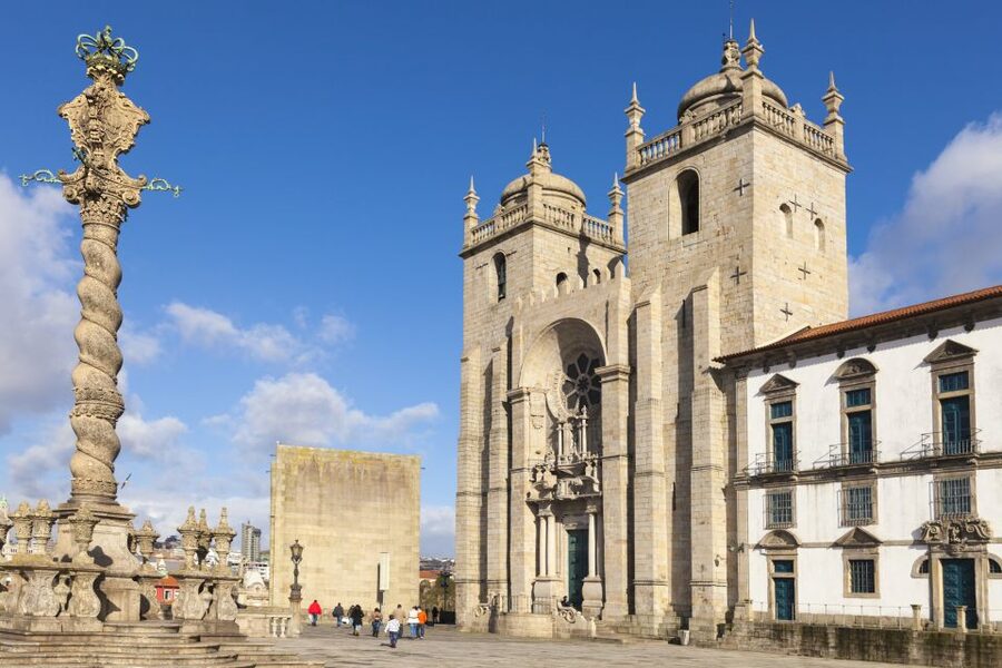 Porto: Historic City Center Walking Tour - São Bento Station and its famous tile panels