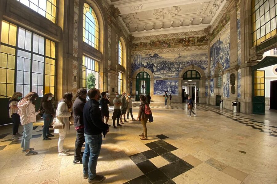 Porto: Historical Center Walking Tour - Walking the narrow medieval streets