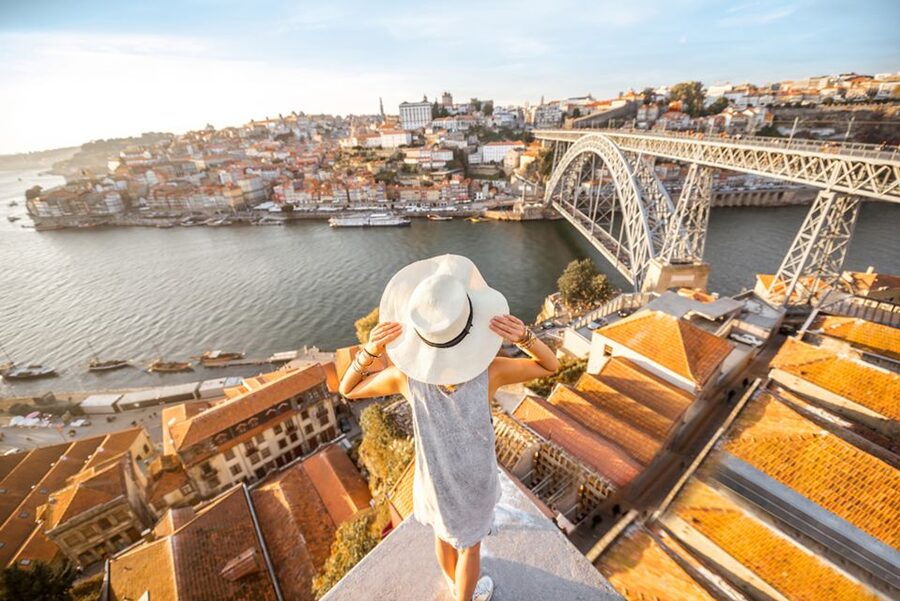 Porto: Hop-on Hop-off Bus with Optional Cruise & Wine Cellar - Start at Batalha and get your bearings