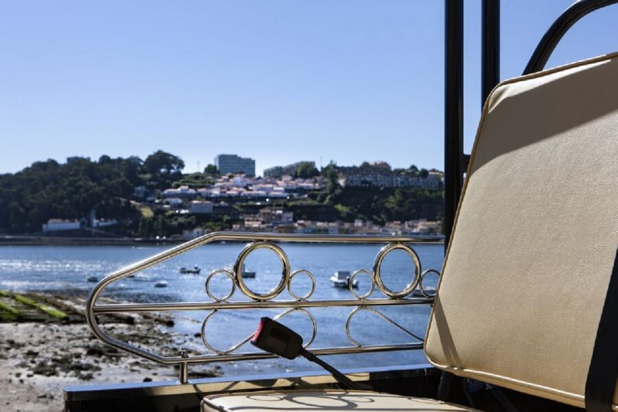 Porto: Private Sightseeing Tour by Electric Tuk Tuk - Palácio da Bolsa and Porto’s commercial past