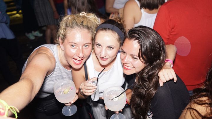 Porto: Pub Crawl with 6 Drinks and VIP Club Entry - Meeting the red umbrella at 10:30 p.m.