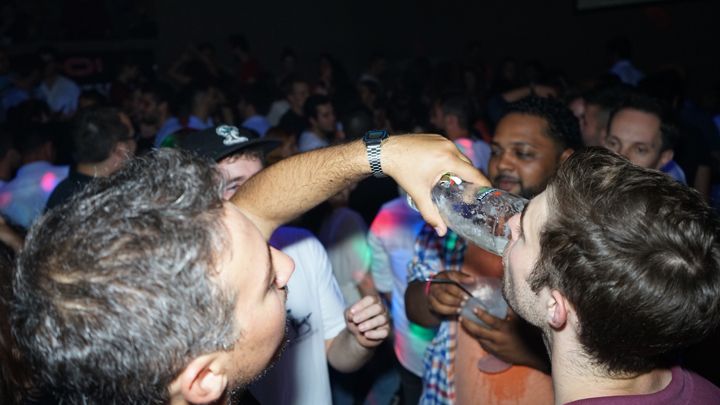 Porto: Pub Crawl with 6 Drinks and VIP Club Entry - What to wear and what to leave behind