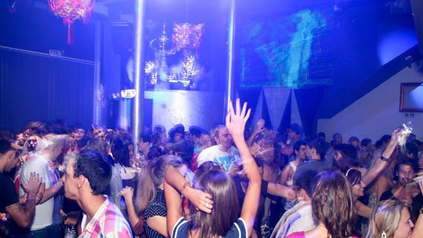 Porto: Pub Crawl with 6 Drinks and VIP Club Entry - Who will enjoy this Porto night out?