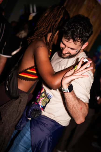 Porto: Pub Crawl with 7 Drinks, Games, and VIP Club Entry - Clothing, access, and practical planning