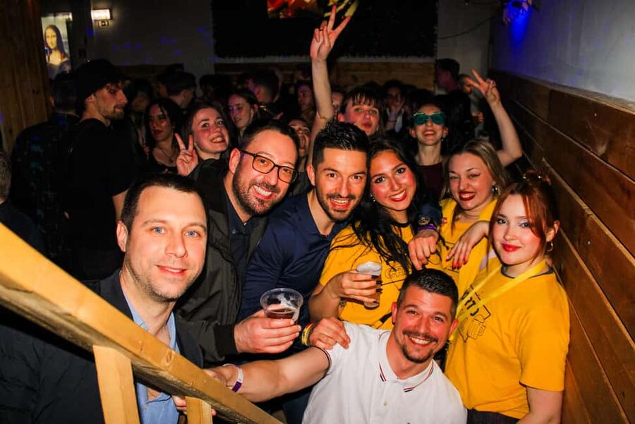 Porto: Pub Crawl with 7 Drinks, Games, and VIP Club Entry - Guides who make the difference