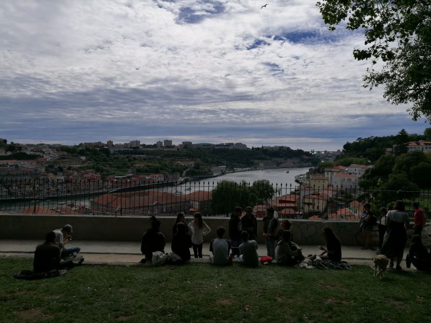 Porto: Riverside Panoramic E-Bike Tour - Jardim do Cálem: green space beside the water