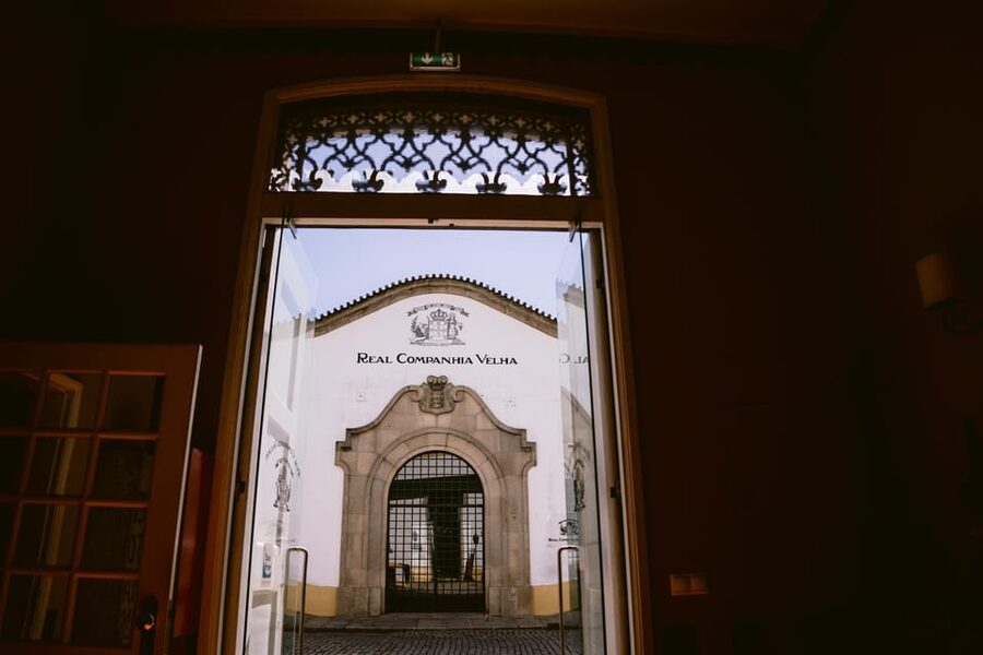 Porto: Royal Oporto Tour na Real Companhia Velha - The silent cellar and its noble wood