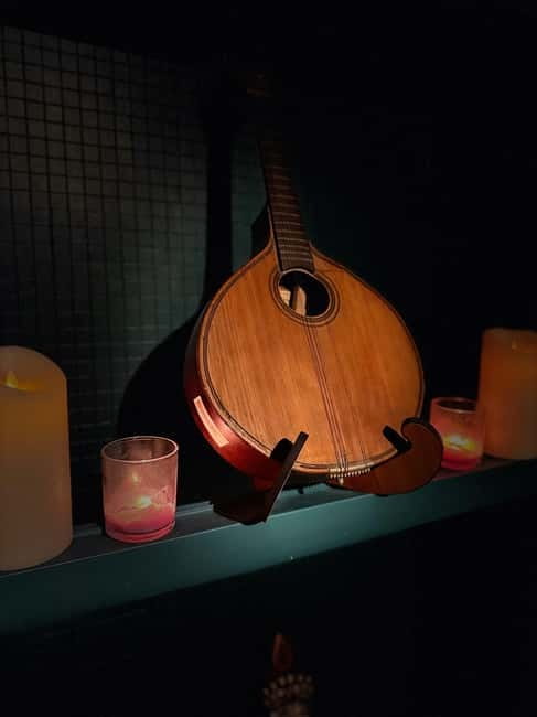 Porto: Traditional Fado Show at Sao Bento with Port Wine - How intimate is the room?