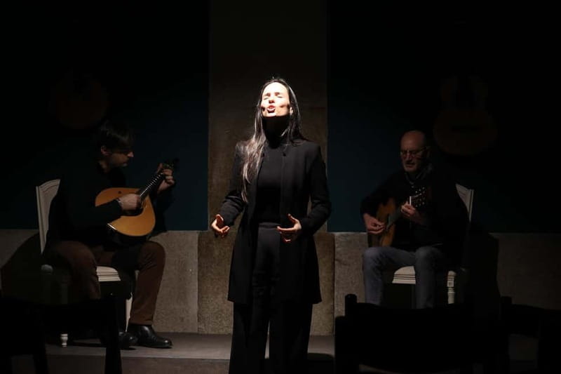 Porto: Traditional Fado Show at Sao Bento with Port Wine - Finding the performance room inside São Bento