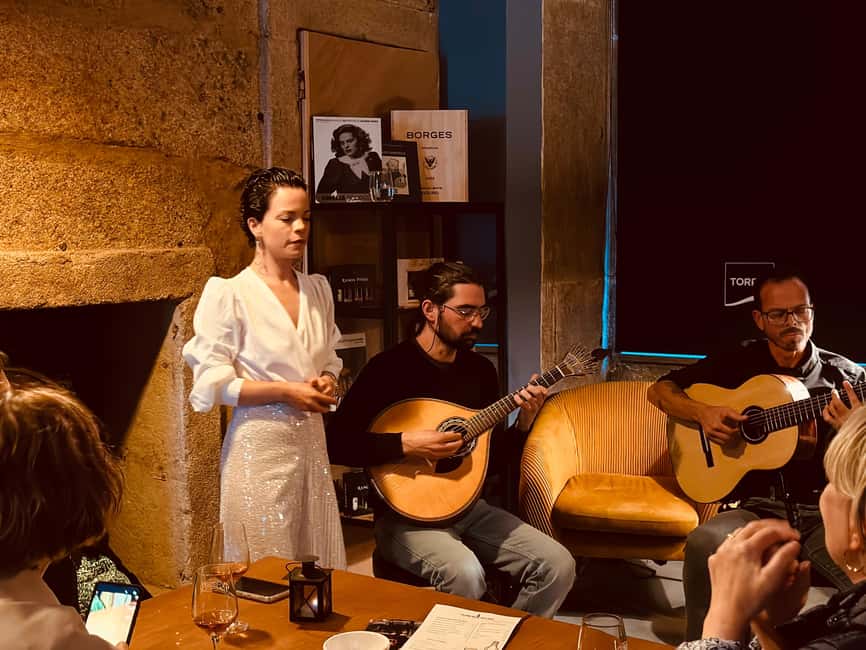 Porto: Traditional Fado Show with Welcome Drink - The short Fado introduction gives the music a frame