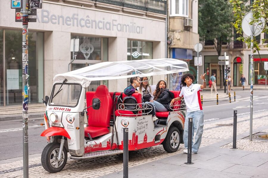 Porto: Tuk tuk Tours with Port Wine Tasting - Serra do Pilar for the wide-angle view
