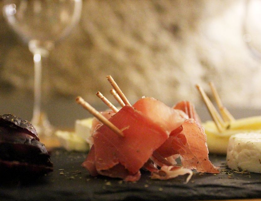 Porto: Wine Tasting with Tapas Walking Tour - The guides make the biggest difference
