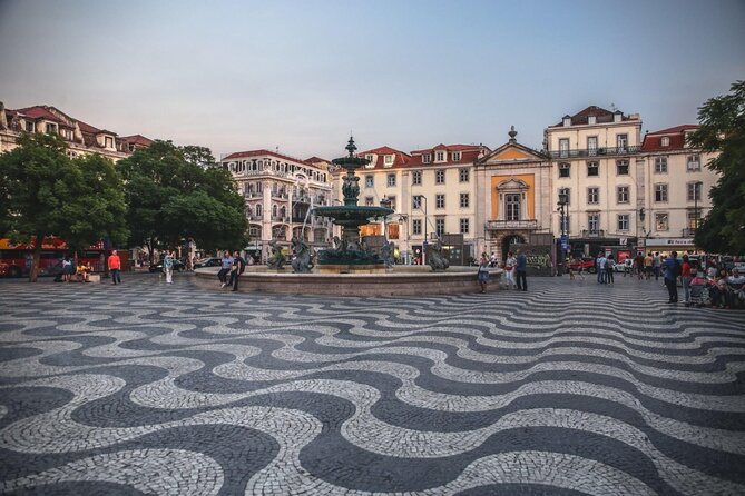 Private Guided Walking Tour in Lisbon - Praça do Comércio and the riverfront finish