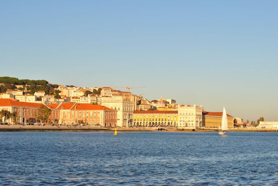 Private Romantic cruise with sparkling wine- 2-Hour- Lisbon - Who Should Book This Cruise?