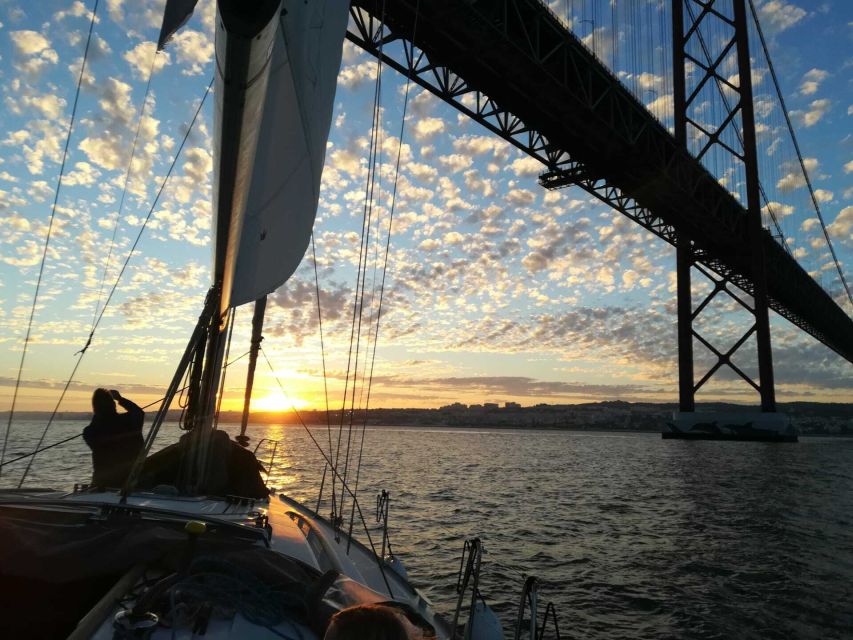 Private Romantic cruise with sparkling wine- 2-Hour- Lisbon - The Sparkling Wine Moment