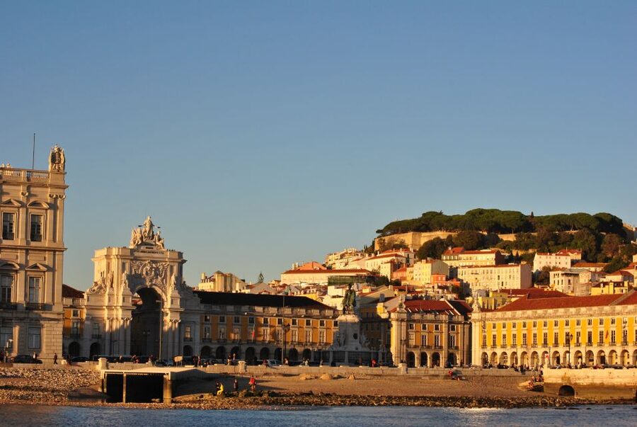 Private Romantic cruise with sparkling wine- 2-Hour- Lisbon - A Good Choice for a Marriage Proposal