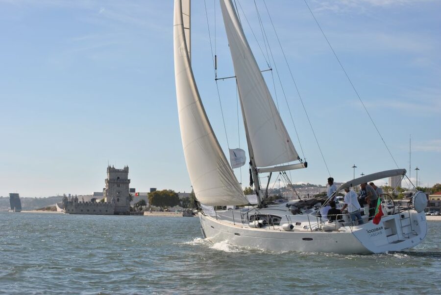 Private Sailing Boat Tour Lisbon with a drink: 2 to 8 Hours - Sailing past the Monument to the Discoveries