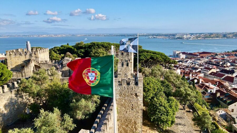 São Jorge Castle Skip-the-line Entry Ticket - Meeting the host on Travessa do Chão da Feira