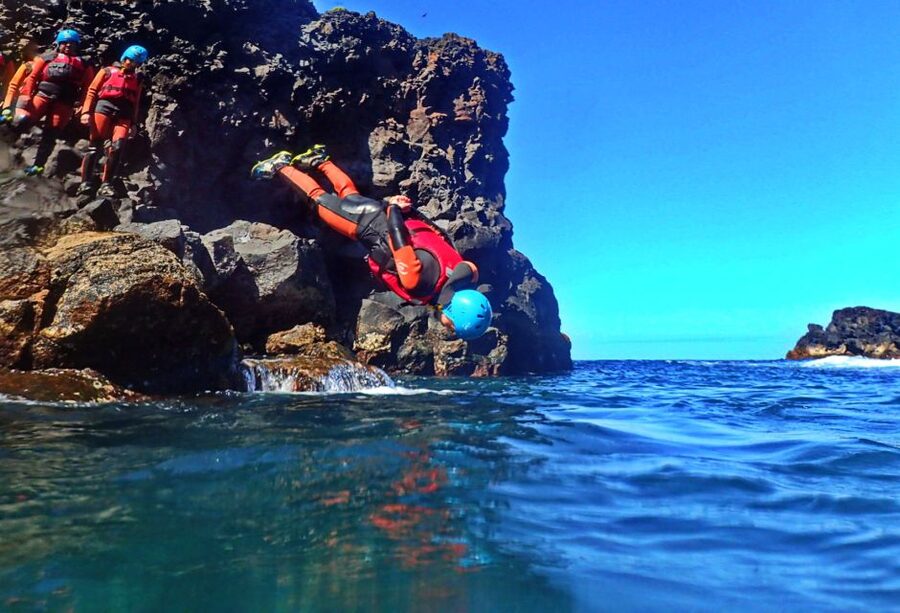 São Miguel: Coasteering Experience in Caloura - Walking across the lava coast