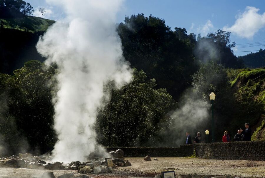 São Miguel East: Full-Day Van Tour with Lunch - Choosing between hot springs and Furnas town