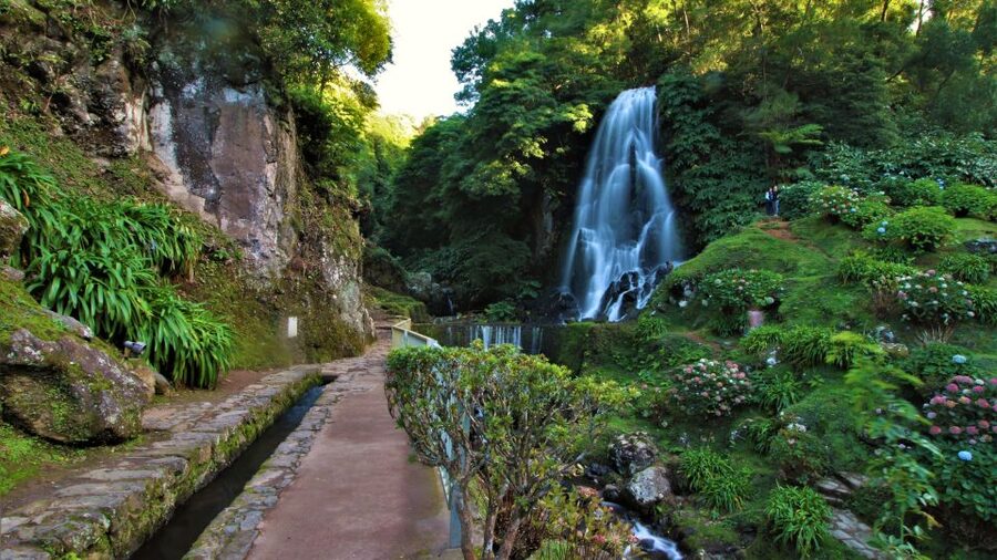 São Miguel East: Full-Day Van Tour with Lunch - Ribeira dos Caldeirões Waterfall