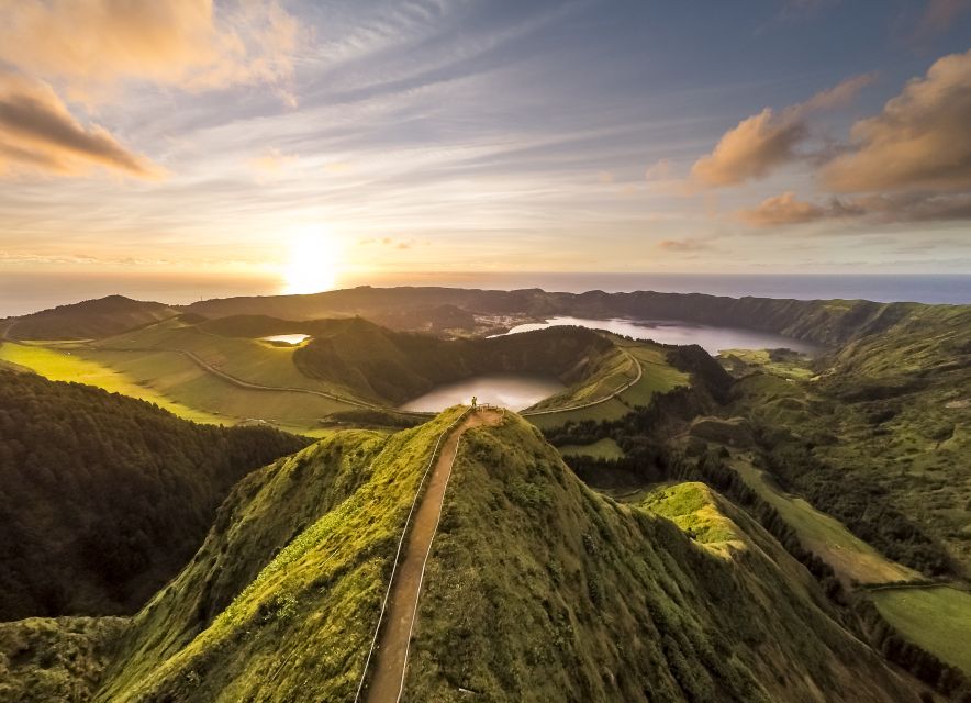 São Miguel: Full-Day Tour to Sete Cidades and Lagoa do Fogo - Pineapple greenhouses and a sweet local start