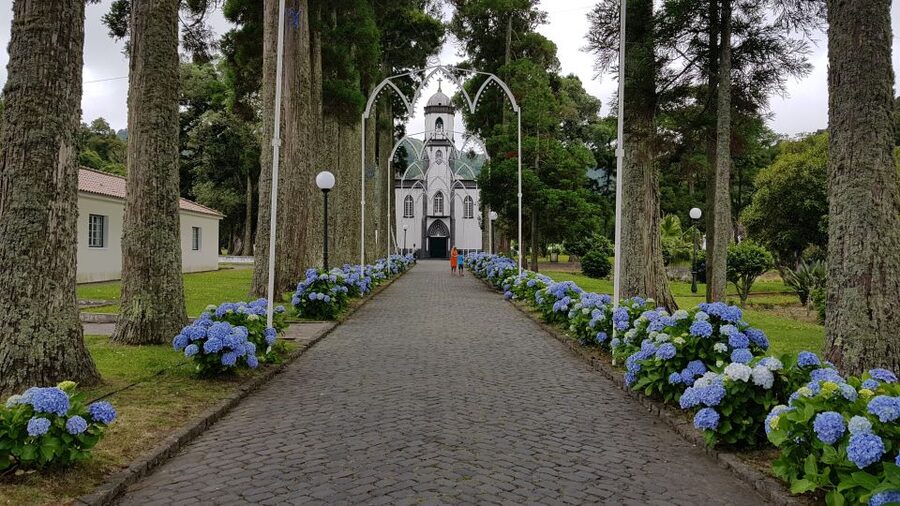 São Miguel Island: Full-Day Sete Cidades Tour - Meeting the guide at 8:45 a.m.