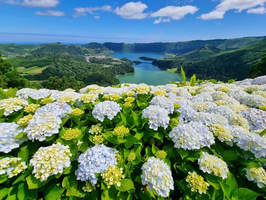 São Miguel: Sete Cidades and Lagoa do Fogo Full-Day Tour - Pico do Carvão and the first crater views