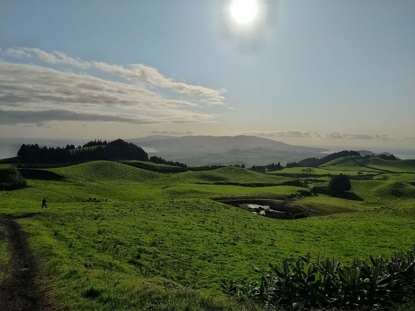 São Miguel: Sete Cidades & Lagoa do Fogo Tour with Lunch - Sete Cidades gives you a short break on the crater floor