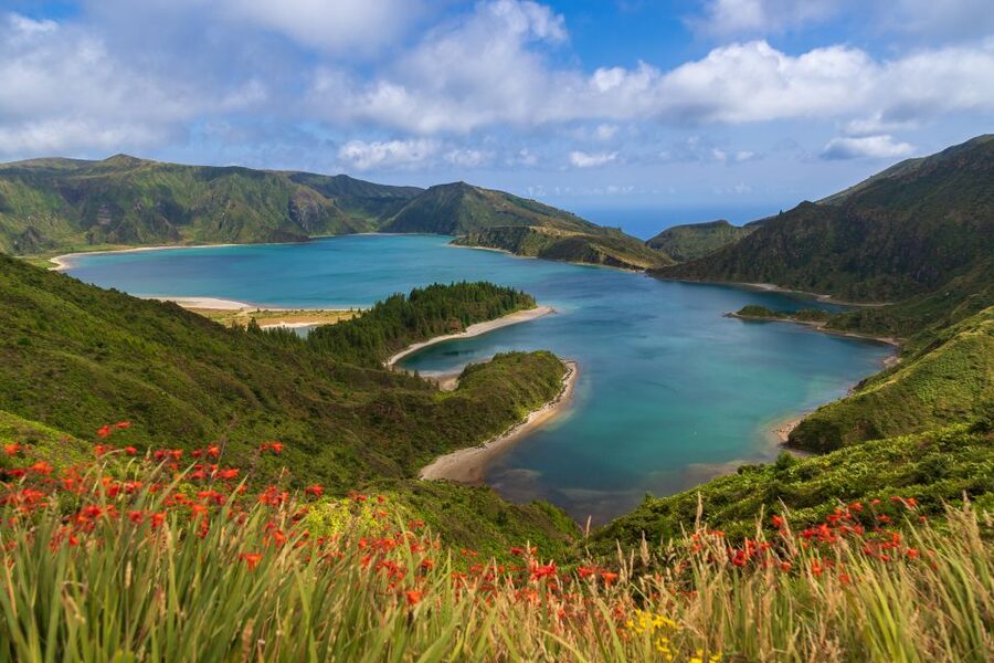 São Miguel: Sete Cidades & Lagoa do Fogo Tour with Lunch - The north coast adds ocean views at Ponta do Escalvado