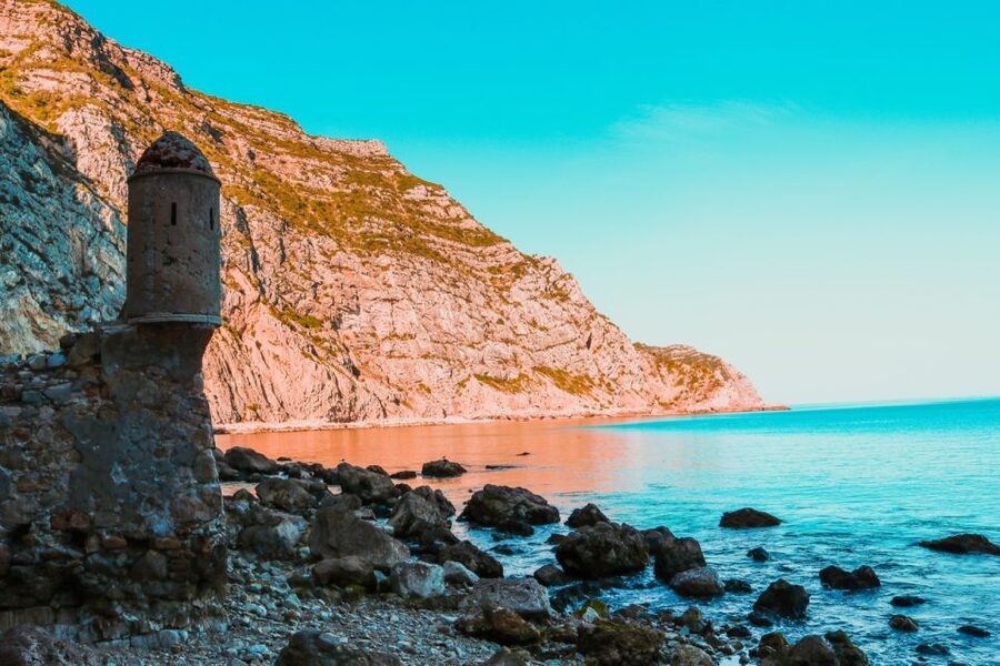 Sesimbra: Arrábida Beaches & Caves Boat Tour with Snorkeling - Baleeira Bay and the old whaling story
