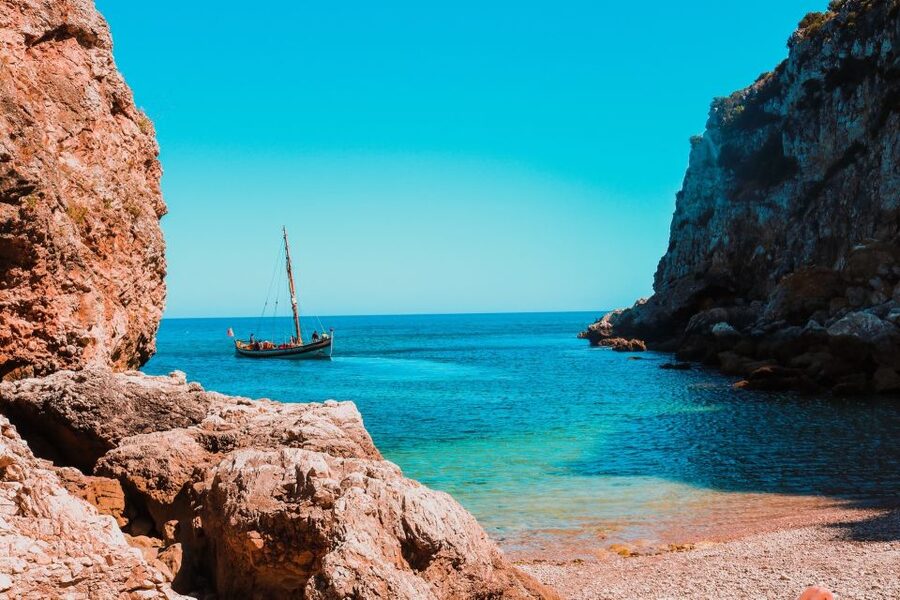 Sesimbra: Arrábida Beaches & Caves Boat Tour with Snorkeling - Swimming and snorkeling: what to expect