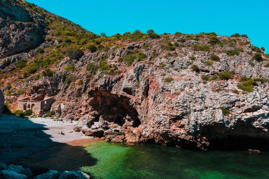 Sesimbra: Arrábida Beaches & Caves Boat Tour with Snorkeling - Meeting the boat in Sesimbra