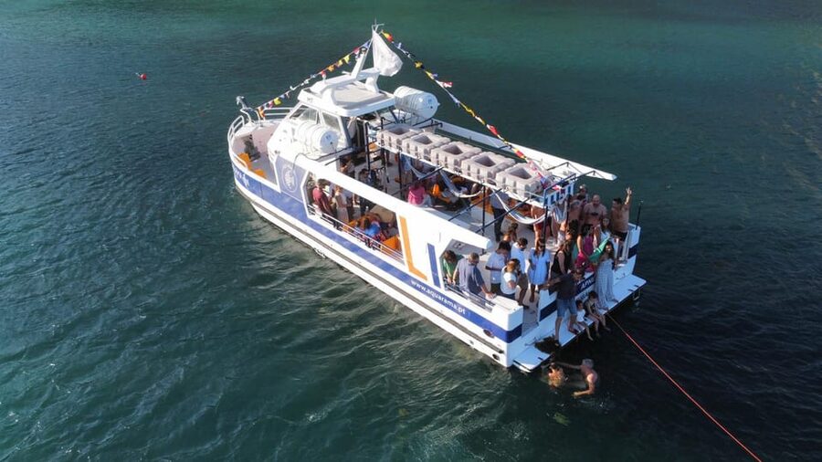 Sesimbra: Family Friendly Boat Sea Tour w/ Submarine Vision - Ribeira do Cavalo Beach and its clear water