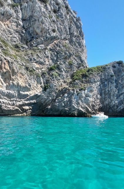 Sesimbra: Secret Bays and Beaches Boat Tour with Snorkeling - Ribeiro do Cavalo Beach: the famous sandy pause