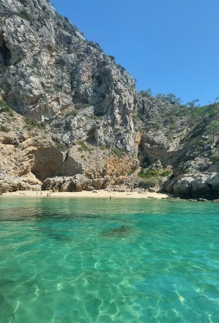 Sesimbra: Secret Bays and Beaches Boat Tour with Snorkeling - Praia da Cova: a gentle start with clear water