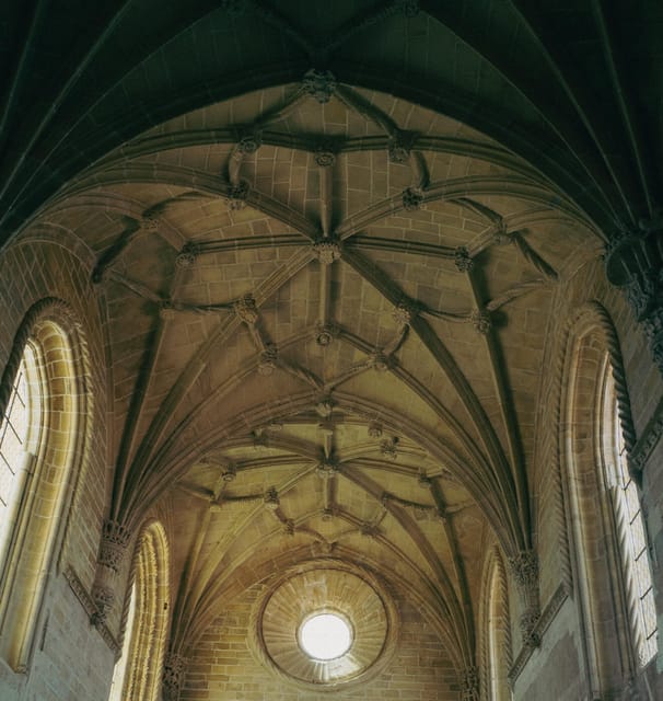 Tomar: Knight's Templar Castle and Convent of Christ Tour - Meeting your guide at Tomar’s Convent of Christ