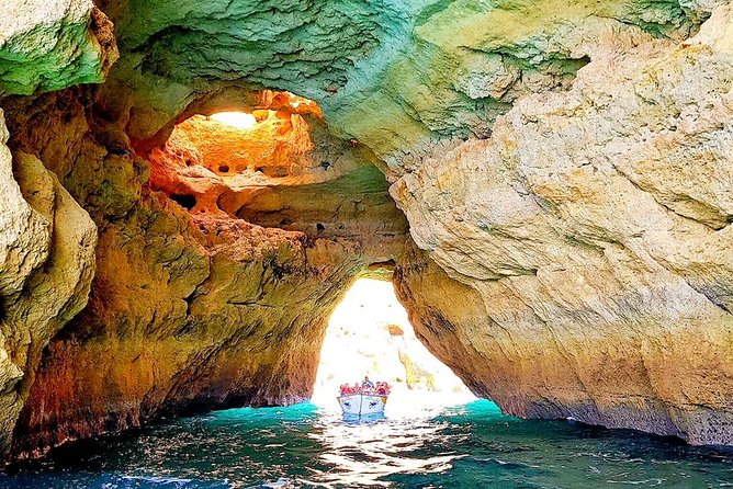 Traditional Tour - Benagil Cave - A one-hour outing with variable timing